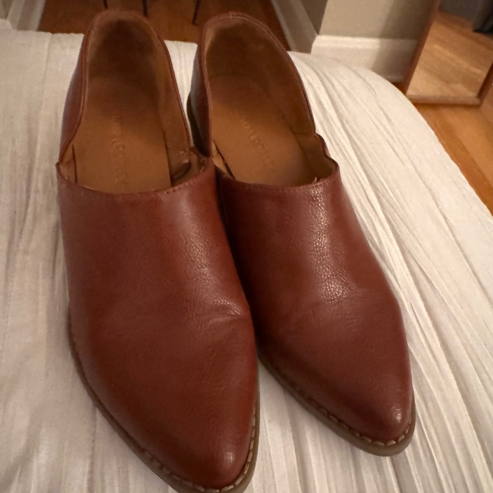 Cynthia Rowley 8.5 ankle booties with 1.5 inch heel in a deep cognac color.